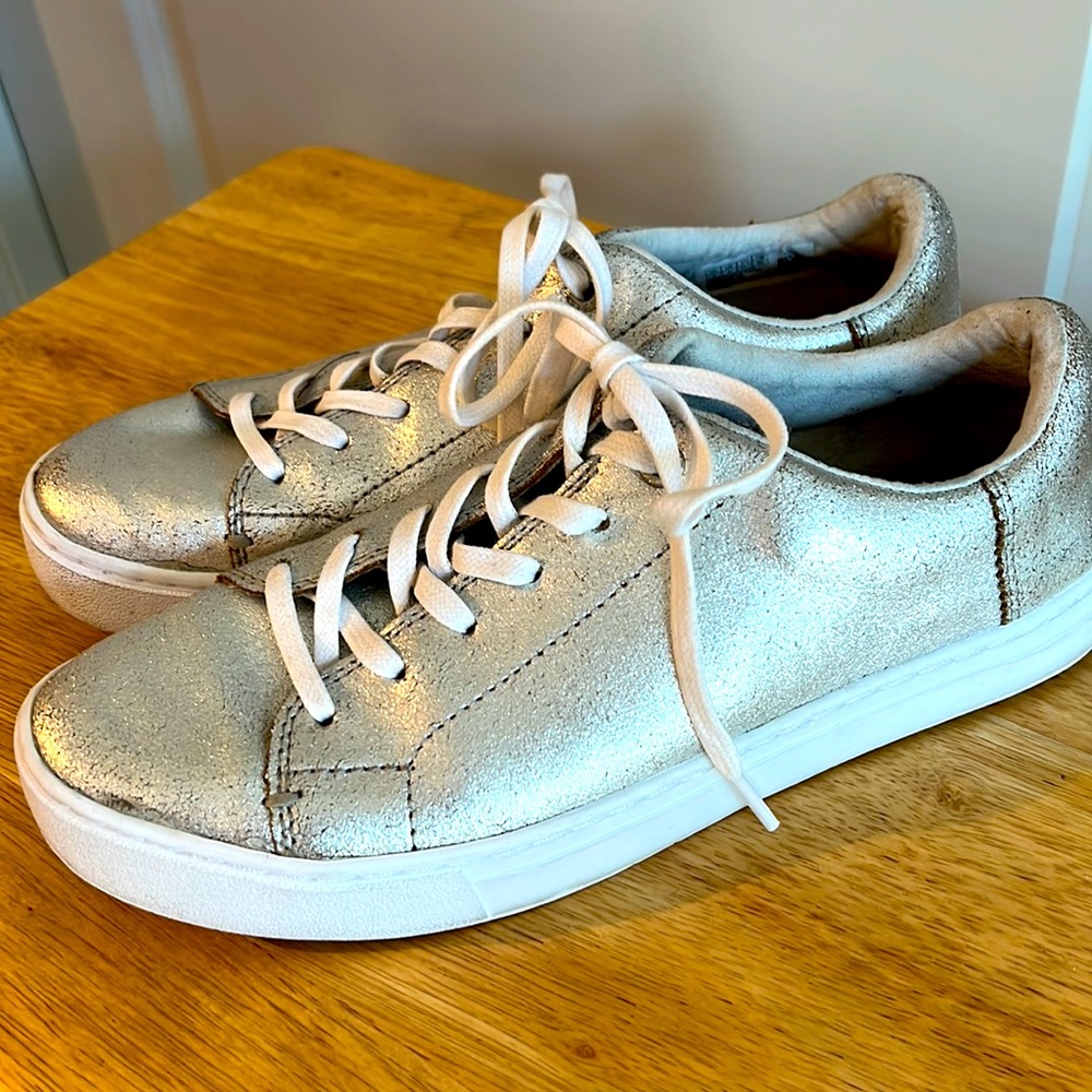 Metallic Tom’s sneakers for a casual look with some flair!